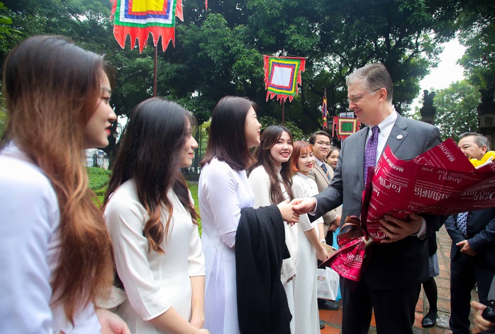 CLIP: Đại sứ Mỹ thăm Văn Miếu-Quốc Tử Giám - Ảnh 3.