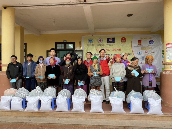 Trao 1.800 phần quà cho người dân vùng lũ Quảng Bình, Quảng Trị - Ảnh 4.