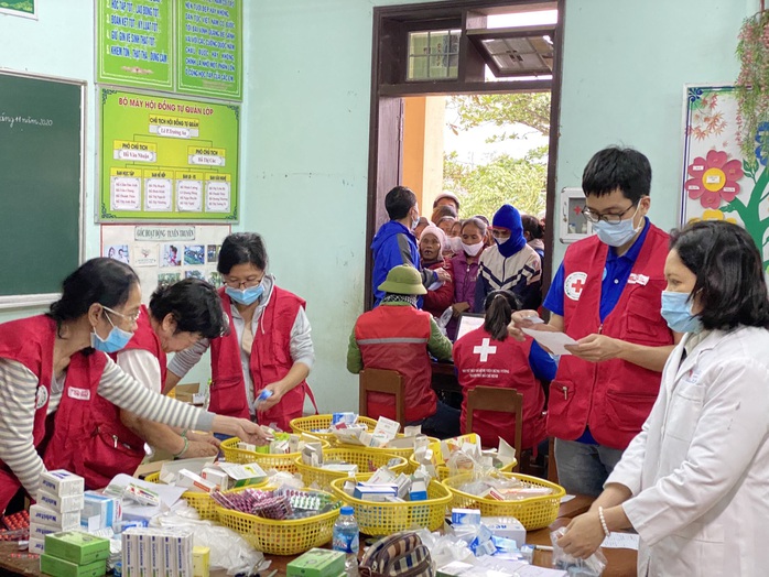 Trao 1.800 phần quà cho người dân vùng lũ Quảng Bình, Quảng Trị - Ảnh 1.