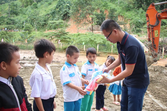 Nhiều tấm lòng đến với bà con Nam Trà My sau thảm họa lở núi - Ảnh 3.