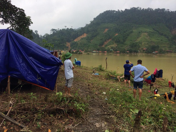 Quảng Bình: Núi lở, nước lũ vào nhà, bộ đội giúp dân dựng lều trên đồi tránh trú - Ảnh 4.