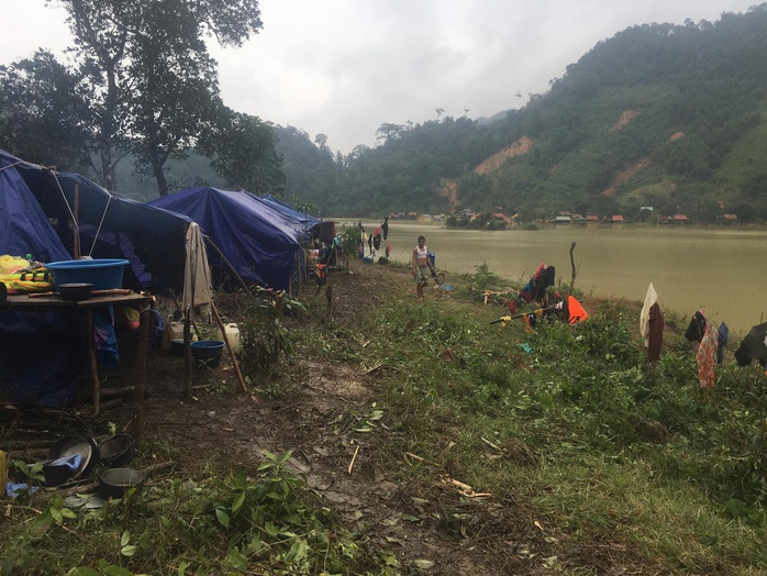 Quảng Bình: Núi lở, nước lũ vào nhà, bộ đội giúp dân dựng lều trên đồi tránh trú - Ảnh 3.