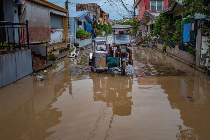 Bị chỉ trích vì “ngồi ở nhà”, tổng thống Philippines đáp máy bay tới vùng bão - Ảnh 3.