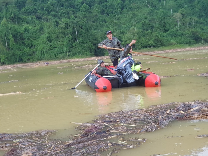 Quảng Nam: Tìm thấy thi thể bé gái ở hiện trường sạt lở và 1 thi thể ở lòng hồ - Ảnh 8.