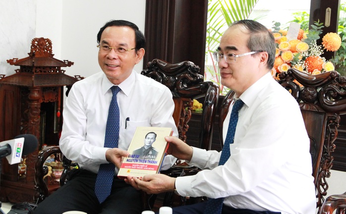 Bí thư Thành ủy TP HCM  Nguyễn Văn Nên thăm nhà giáo, gia đình nhà giáo tiêu biểu - Ảnh 3.