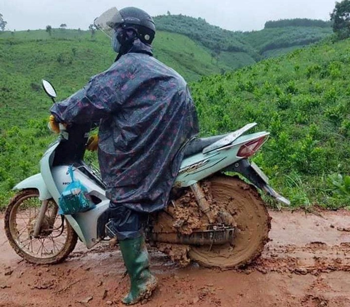 Xúc động những bó hoa dại tặng thầy cô nơi Cổng Trời - Ảnh 9.