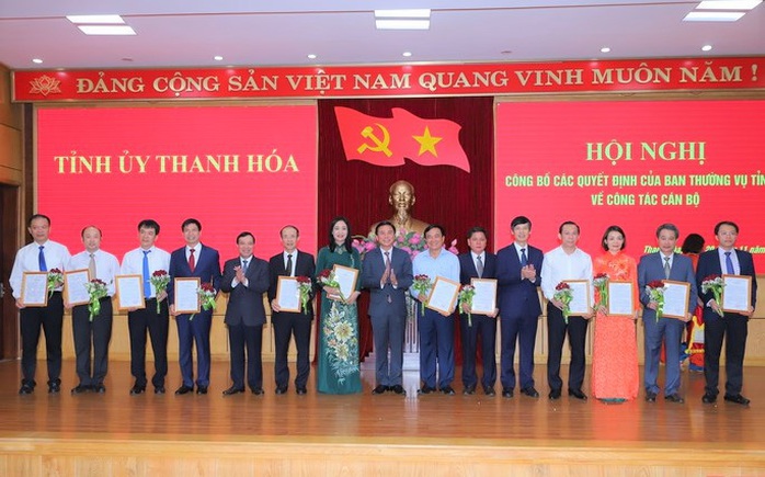 Thanh Hóa trao quyết định về công tác cán bộ cho 17 lãnh đạo chủ chốt - Ảnh 2.