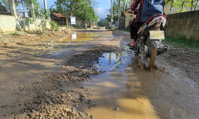CLIP: “Con đường đau khổ” ở Quảng Bình khiến dân rùng mình khi đi lại - Ảnh 3.