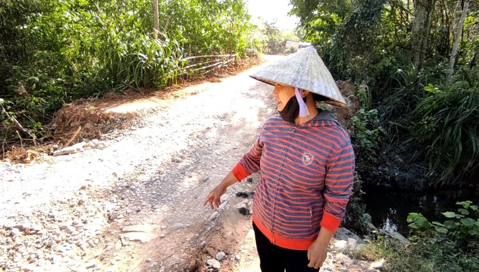 CLIP: “Con đường đau khổ” ở Quảng Bình khiến dân rùng mình khi đi lại - Ảnh 13.