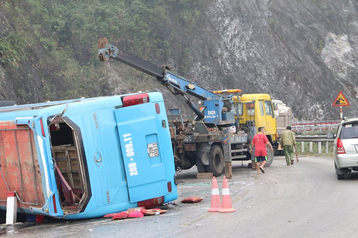 Vụ lật xe khách giường nằm khiến 12 người thương vong: Xe mất phanh khi xuống dốc - Ảnh 3.