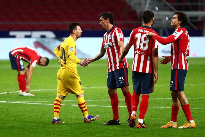 Siêu phẩm bàn thắng hạ gục Barcelona, Atletico chia ngôi đầu La Liga - Ảnh 5.