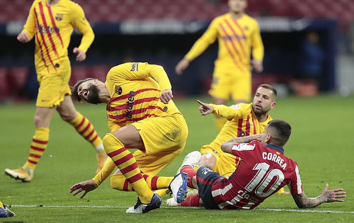 Siêu phẩm bàn thắng hạ gục Barcelona, Atletico chia ngôi đầu La Liga - Ảnh 4.