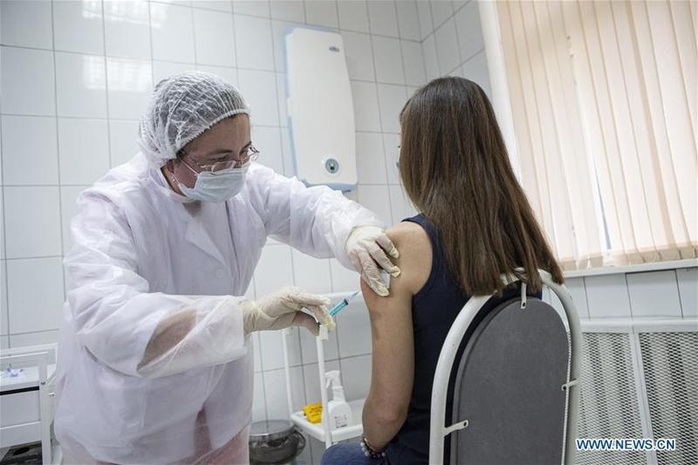 Giá vắc-xin Covid-19 của Nga thấp hơn nhiều so với Mỹ - Ảnh 1.