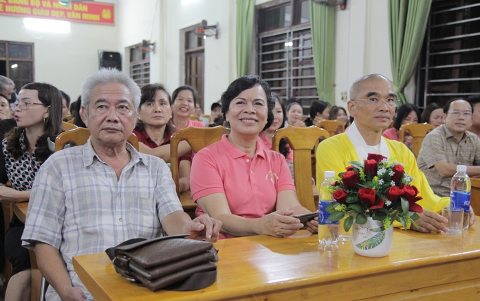 Phu nhân nguyên Chủ tịch nước Trương Tấn Sang tặng 500 áo phao cứu sinh cho ngư dân Quảng Bình - Ảnh 1.