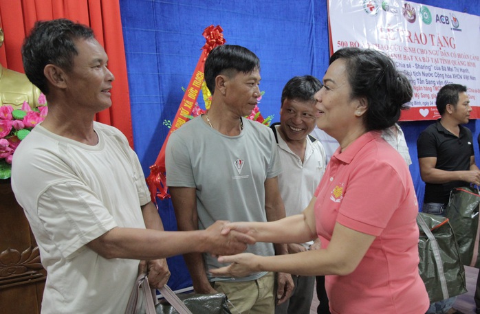 Phu nhân nguyên Chủ tịch nước Trương Tấn Sang tặng 500 áo phao cứu sinh cho ngư dân Quảng Bình - Ảnh 3.