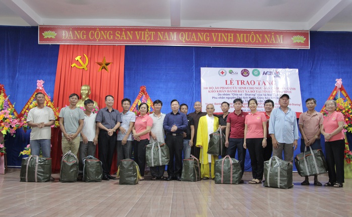 Phu nhân nguyên Chủ tịch nước Trương Tấn Sang tặng 500 áo phao cứu sinh cho ngư dân Quảng Bình - Ảnh 2.