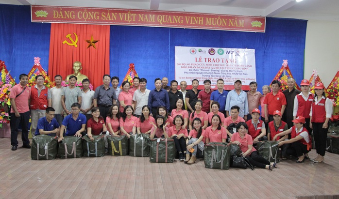 Phu nhân nguyên Chủ tịch nước Trương Tấn Sang tặng 500 áo phao cứu sinh cho ngư dân Quảng Bình - Ảnh 4.