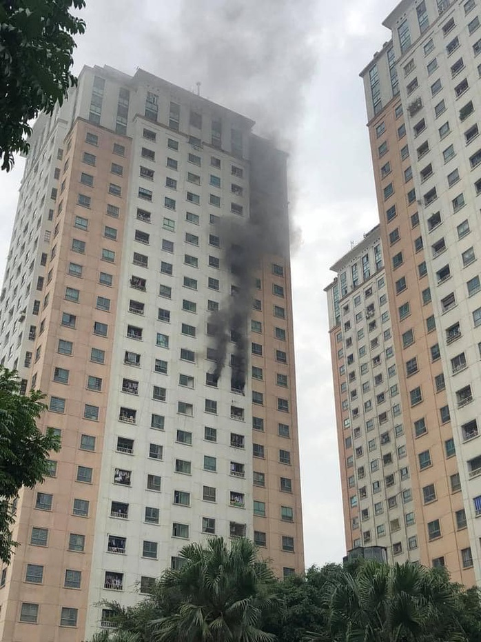Cháy, khói đen kịt bốc ra từ căn hộ trên tầng 13 tòa chung cư - Ảnh 1.