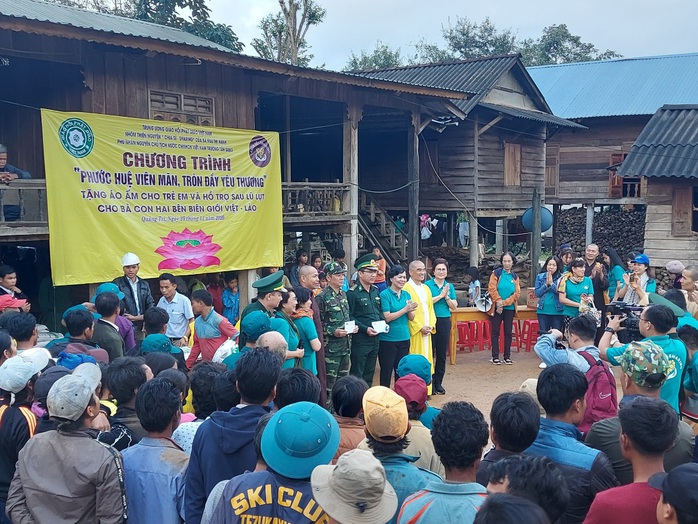 Phu nhân nguyên Chủ tịch nước Trương Tấn Sang tặng quà cho người dân biên giới Việt - Lào - Ảnh 4.