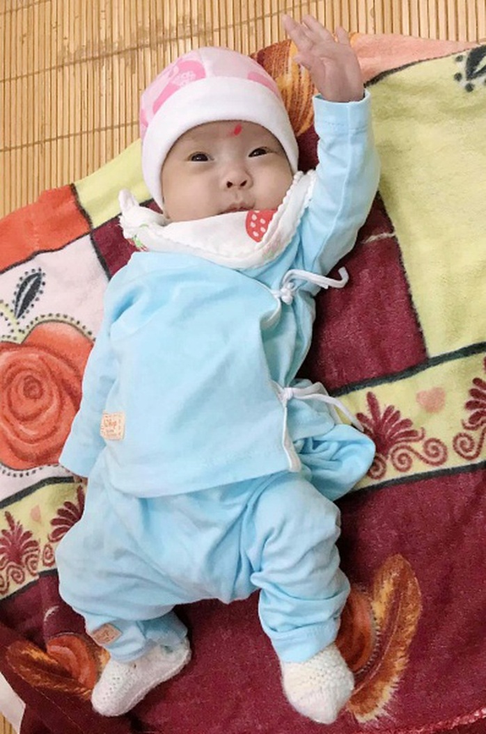 Hành trình kỳ diệu nuôi sống bé sinh non nhẹ cân nhất Việt Nam từ 480 g lên 2,1 kg - Ảnh 4.