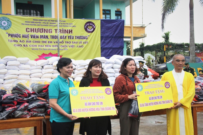 Phu nhân nguyên Chủ tịch nước Trương Tấn Sang tặng quà cho người dân biên giới Việt - Lào - Ảnh 1.