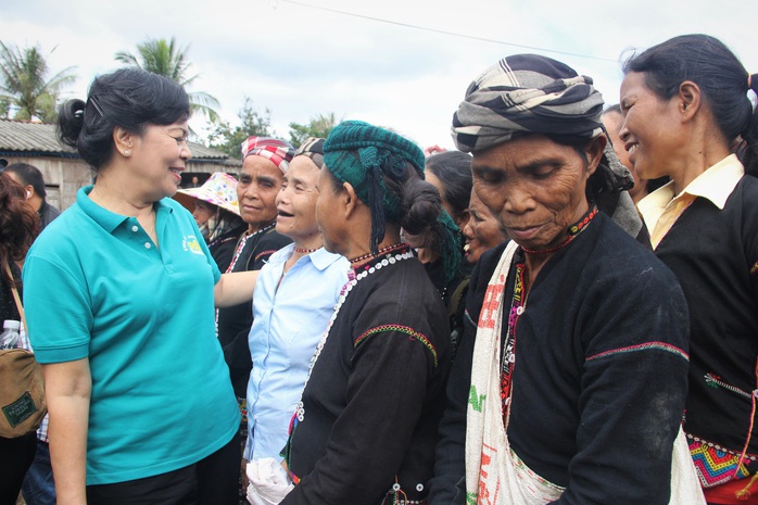 Phu nhân nguyên Chủ tịch nước Trương Tấn Sang tặng quà cho người dân biên giới Việt - Lào - Ảnh 3.