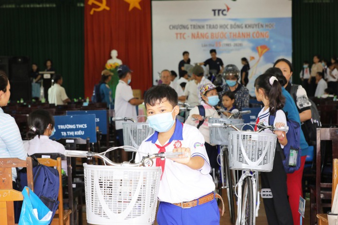 Trao học bổng khuyến học “TTC - Nâng bước thành công” - Ảnh 2.