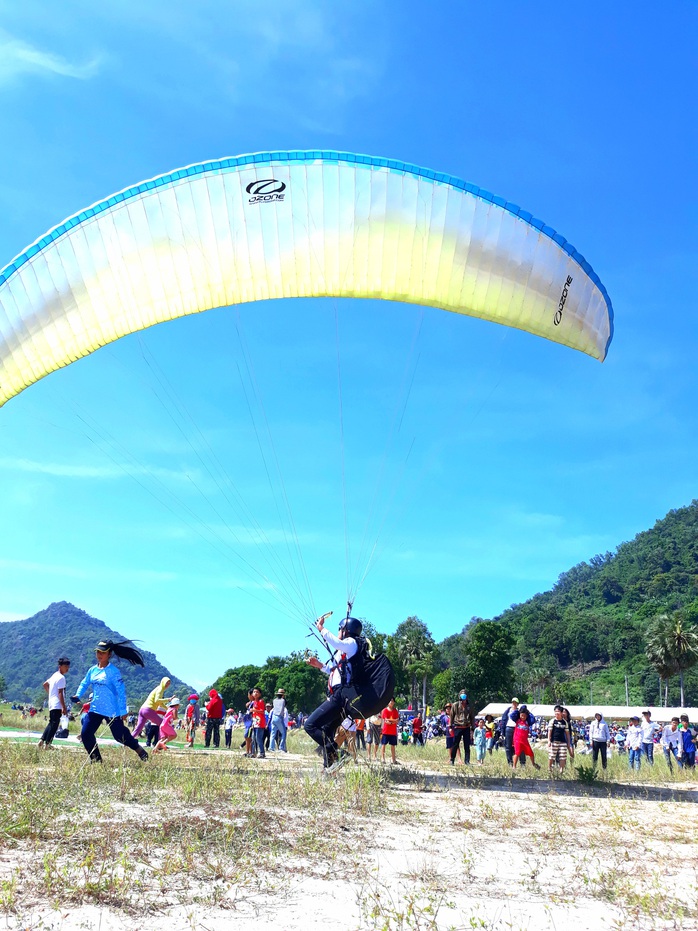 Gần 100 phi công bay trên Phụng Hoàng Sơn - Ảnh 7.