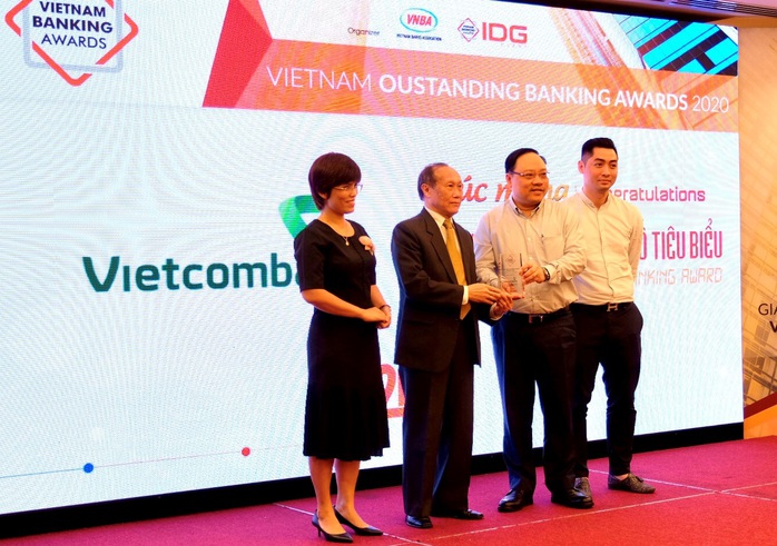 Vietcombank được vinh danh Ngân hàng chuyển đổi số tiêu biểu năm 2020 - Ảnh 1.