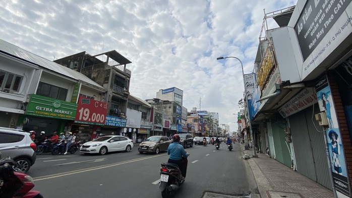 Ngột ngạt vì vắng bóng cây - Ảnh 1. Ngột ngạt vì vắng bóng cây - Ảnh 1.