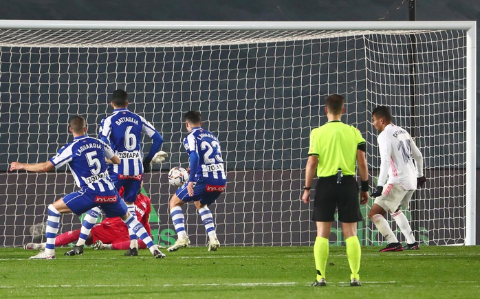 Real Madrid thua sốc sân nhà, Atletico Madrid áp sát ngôi đầu La Liga - Ảnh 4.