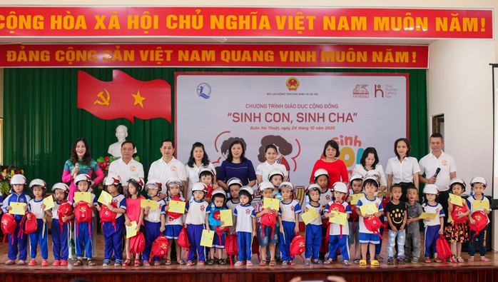 Generali đưa chương trình Sinh Con, Sinh Cha tới ĐBSCL, Tây Nguyên - Ảnh 1. Generali đưa chương trình Sinh Con, Sinh Cha tới ĐBSCL, Tây Nguyên - Ảnh 1.