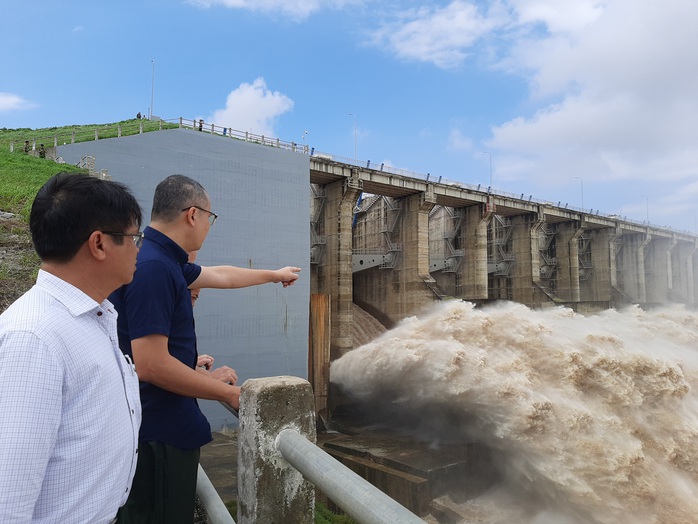 Hai thủy điện lớn ở Phú Yên đang nâng mức xả lũ - Ảnh 1.