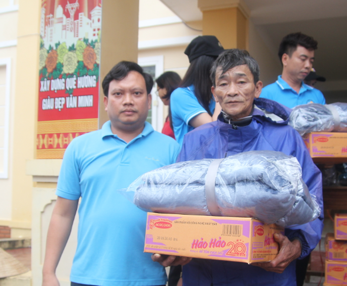 Báo Người Lao Động phối hợp với các nhà tài trợ trao 160 triệu đồng cho bà con vùng lũ Hà Tĩnh - Ảnh 5.