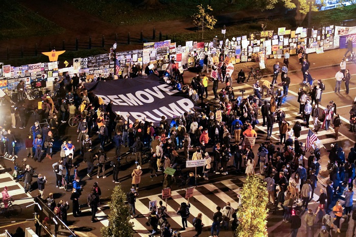 Bầu cử Mỹ: Người biểu tình tiến sát Nhà Trắng, đụng độ cảnh sát - Ảnh 2.