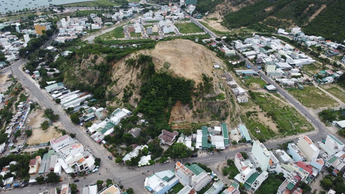 Hiểm họa sạt lở núi ở Nha Trang - Ảnh 1.