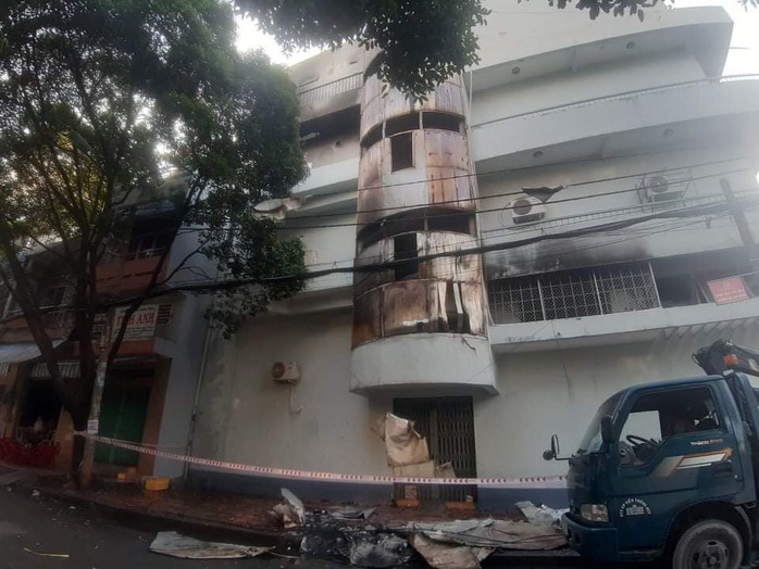 TP HCM: Điều tra vụ cháy lớn trong nhà làm 6 người mắc kẹt - Ảnh 1.