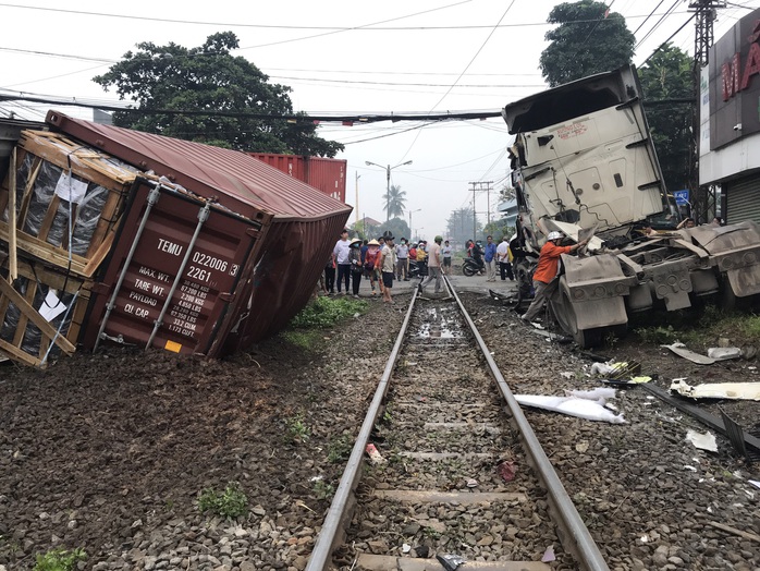 Bình Dương: Tàu hỏa tông container đứt đôi, tài xế bị thương nặng - Ảnh 1.