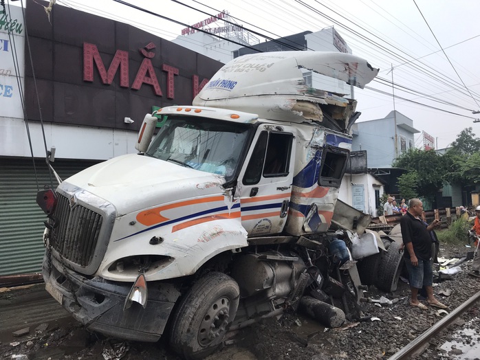 Bình Dương: Tàu hỏa tông container đứt đôi, tài xế bị thương nặng - Ảnh 2.