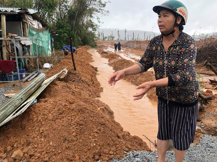 Quảng Ngãi: Thi công dự án làm tắt nghẽn lối thoát nước, gây ngập nhà dân - Ảnh 1.