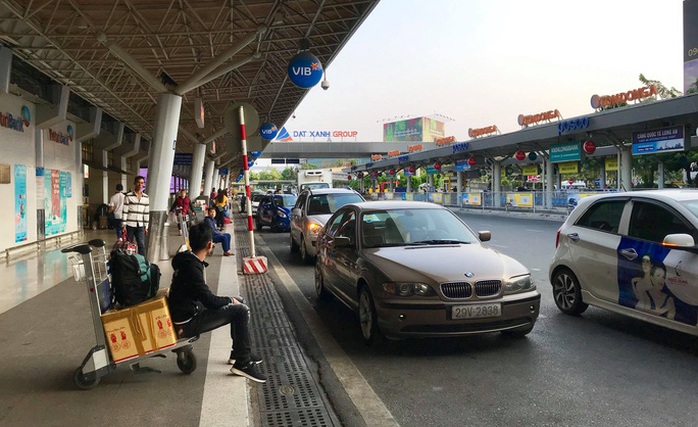 Xe khách, xe taxi lưu ý khi lưu thông vào sân bay Tân Sơn Nhất - Ảnh 1.