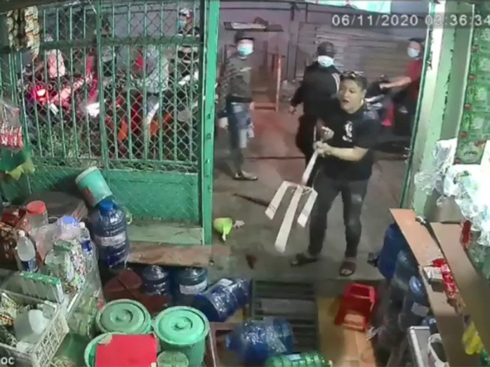 Bắt giữ 2 kẻ dùng ba chĩa truy sát người đàn ông ở Bình Tân - Ảnh 2.