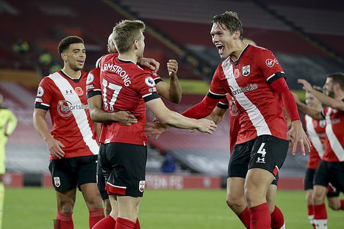 Southampton lập kỳ tích 32 năm, Liverpool mất ngôi đầu Ngoại hạng  - Ảnh 1.