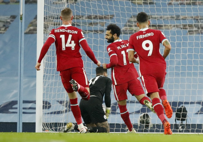 Man City mất điểm đại chiến, Liverpool văng ngôi đầu Ngoại hạng - Ảnh 3.