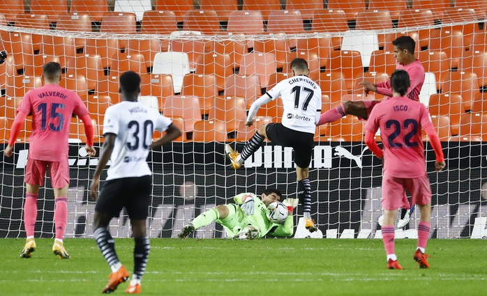 Real Madrid thấm đòn VAR, thảm bại với hat-trick phạt đền - Ảnh 5.