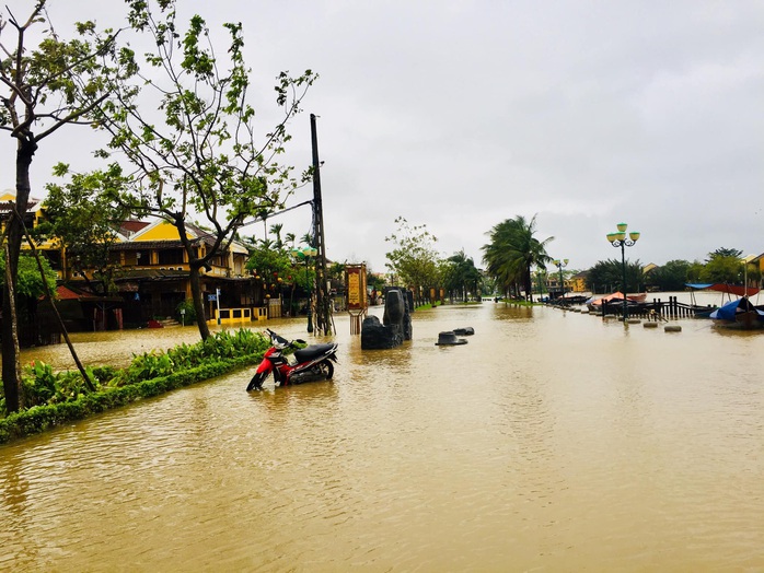 Mưa lớn, thủy điện xả lũ, nhiều nơi ở Quảng Nam ngập lụt - Ảnh 8.