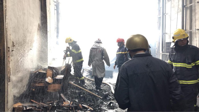 CLIP: Cháy lớn tại làng nghề mộc, nhiều nhà xung quanh gặp nạn - Ảnh 3.