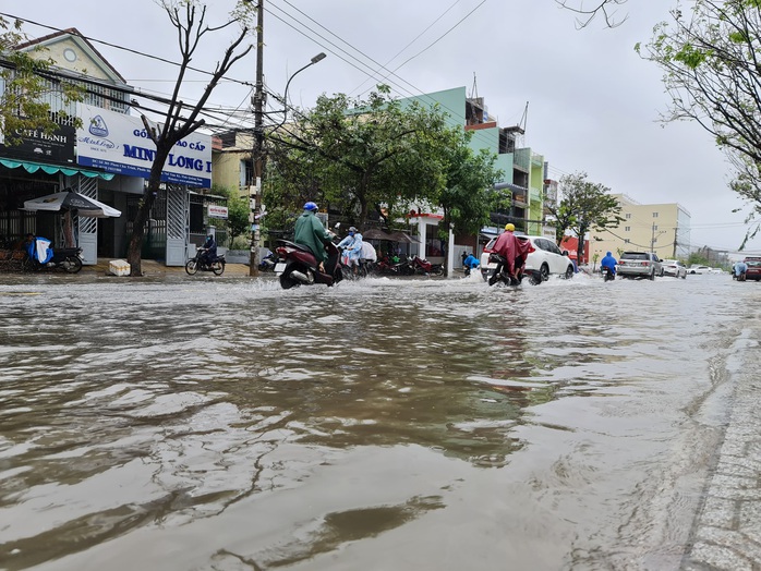 Mưa lớn, thủy điện xả lũ, nhiều nơi ở Quảng Nam ngập lụt - Ảnh 1.