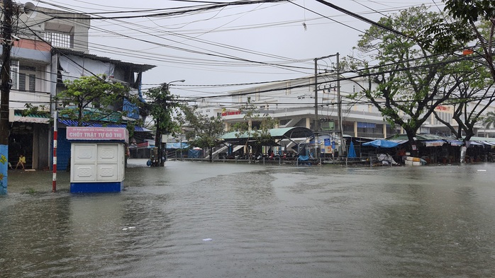 Mưa lớn, thủy điện xả lũ, nhiều nơi ở Quảng Nam ngập lụt - Ảnh 3.
