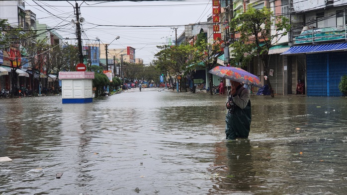 Mưa lớn, thủy điện xả lũ, nhiều nơi ở Quảng Nam ngập lụt - Ảnh 4.